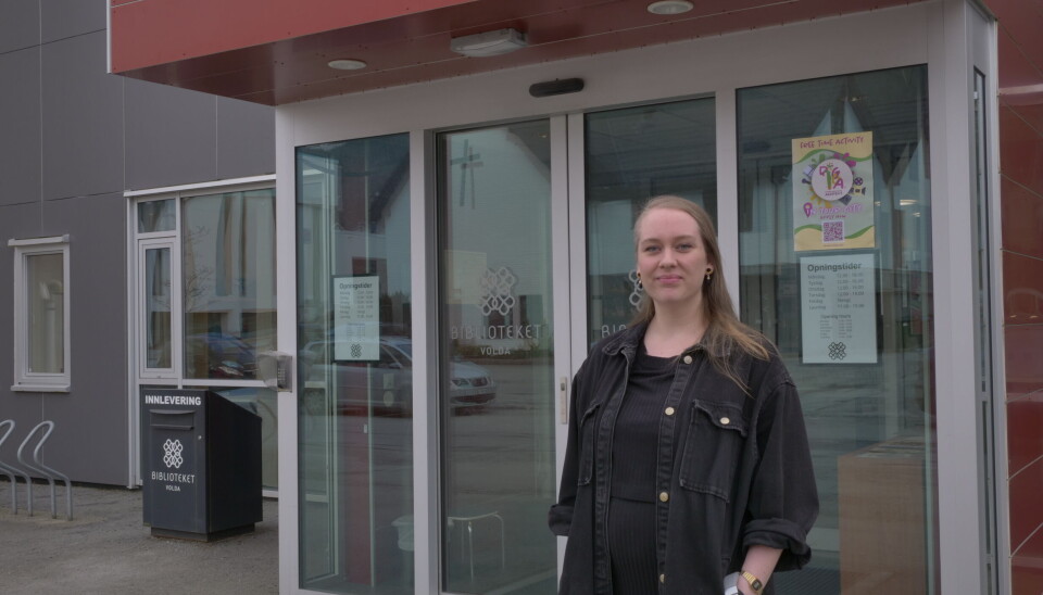FORNØGD: Biblioteksjef hos Volda folkebibliotek, Hanne Grindalmen, er svært fornøgd med auka i brukartal i appen BookBites.