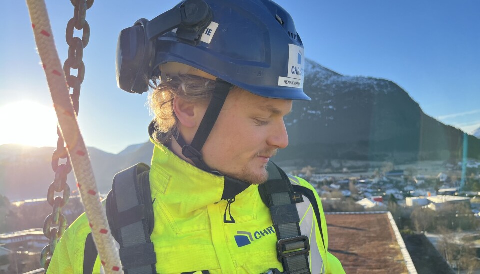 TILFREDS: Henrik Schiøtz sier at han liker den varierte hverdagen, både høyt og lavt.