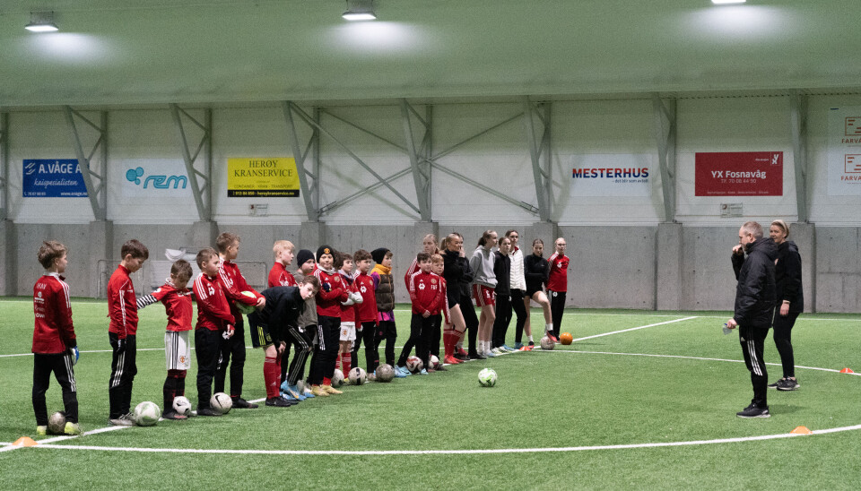 GODT OPPMØTE: Det var mange ivrige fotballspelerar på fredagens HAV-XTRA trening, her saman med J16.