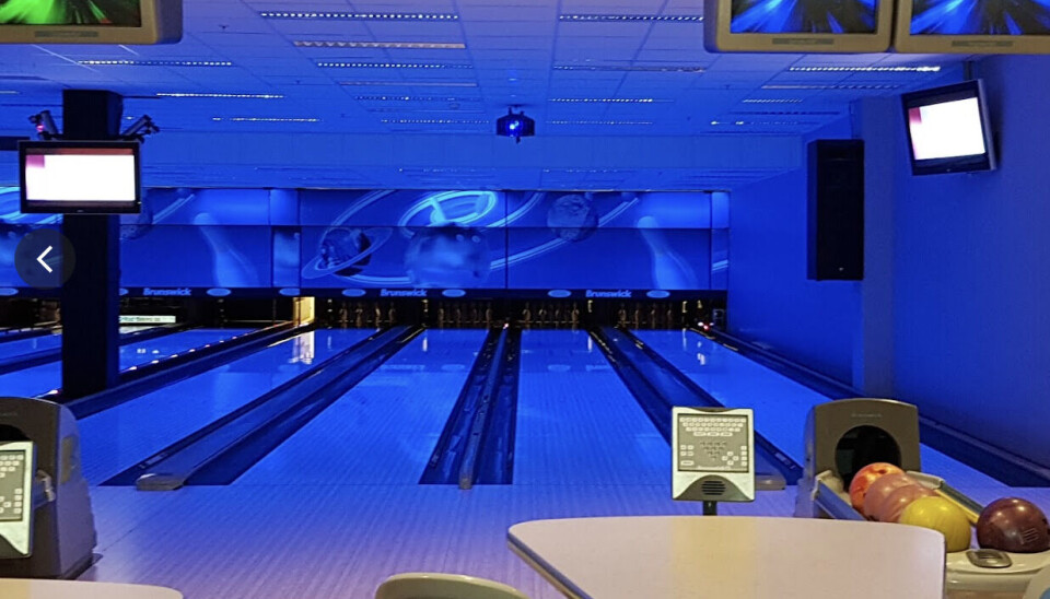 FULL RULLE: Bowlinghallen besto av åtte baner, blålys, skoutleie og kiosk.