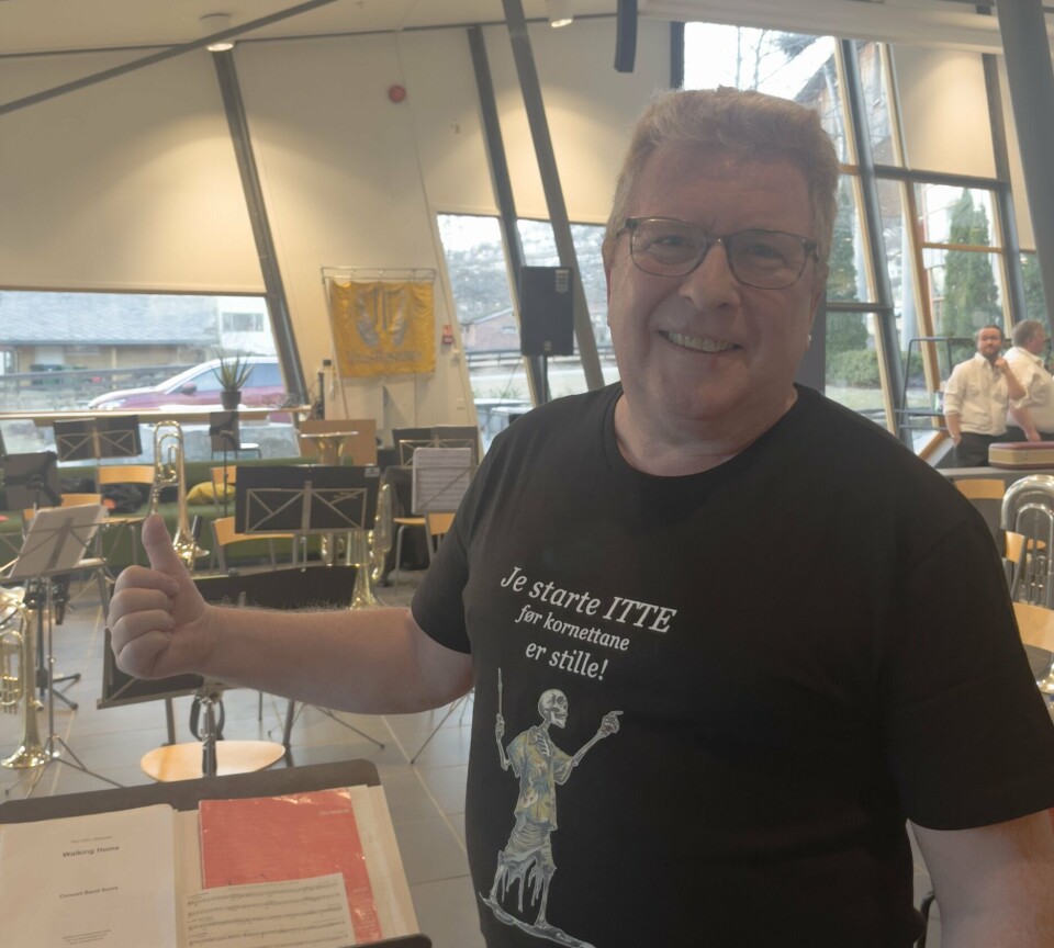 KORPSHUMOR: På konserten hadde dirigent Ulf Kristiansen tatt på seg en t-skjorte med en internvits: Je starte itte før kornettane er stille! T-skjorten var en gave fra kornettgjengen, som ofte snakker litt for mye på øving.