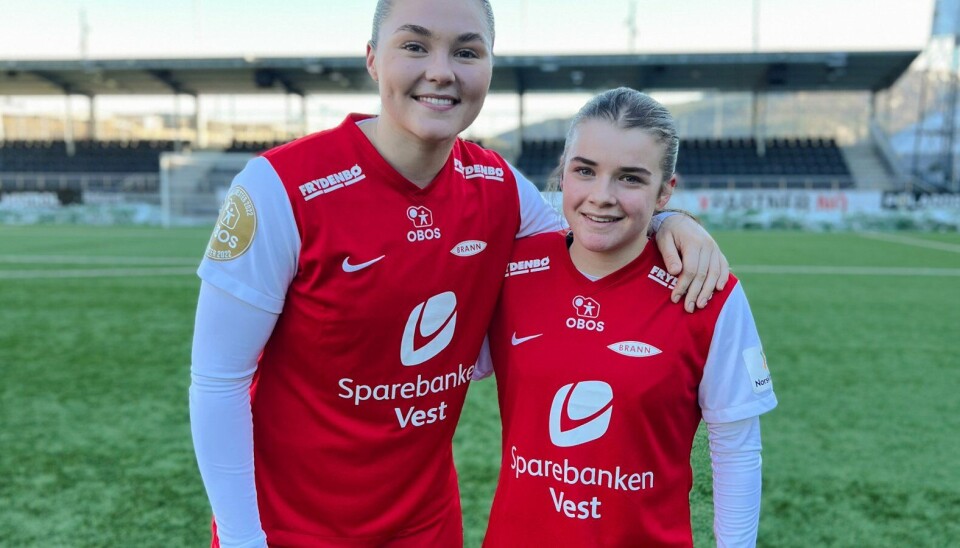 PRØVESMAK: Anna Aahjem har spilt seg varm i treningskamper med sine nye lagvenninner. Her med Heidi Steinsbø Halbmayr (t.h.)