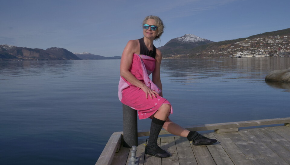 NYBADET: Sissel Andenes (59) nyter sola etter dagens bad.