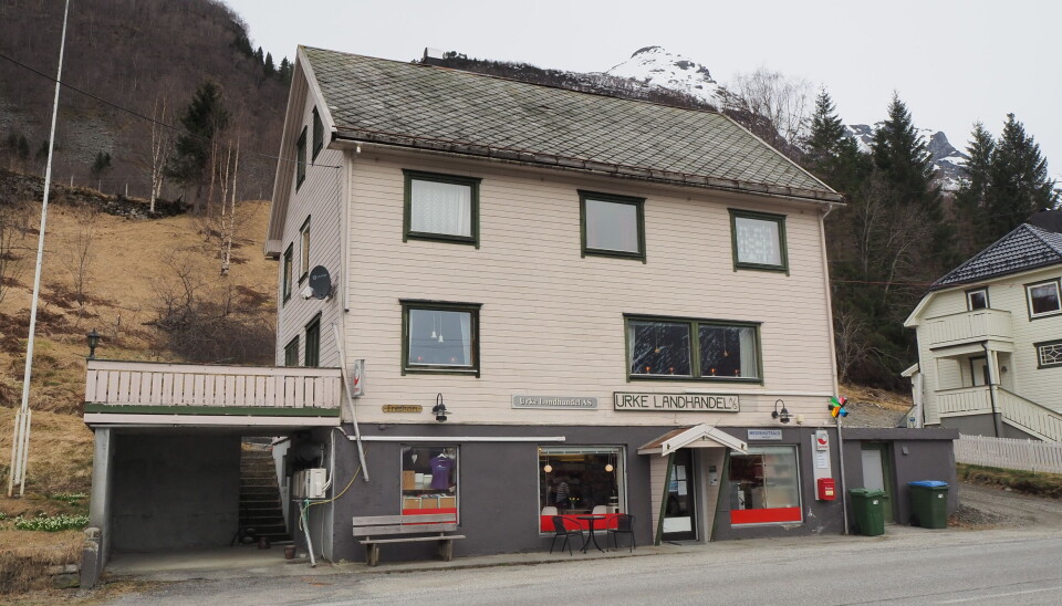 BUTIKK: Urke Landhandel ligger i underetasjen av dette huset, plassert i kjernen av bygden. 13.03.24