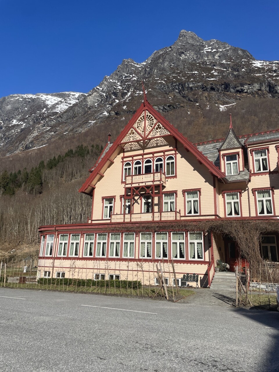 NØDVENDIG: Fleire av dei tilsette ved Hotel Union Øye er avhengig av ferja frå Sæbø for å kome seg på jobb.