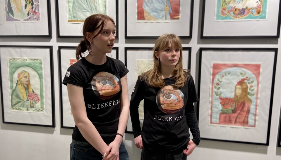 OPPGAVE: Her står jentene foran sjølvportrett inspirert av den tsjekkiske kunstnaren Alfons Mucha.