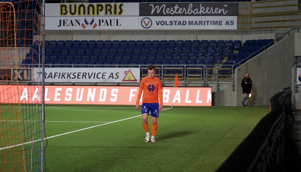 RØDT KORT: AaFK-spiller Davis Johansson pådro seg det andre gule etter 60 minutter spilt.