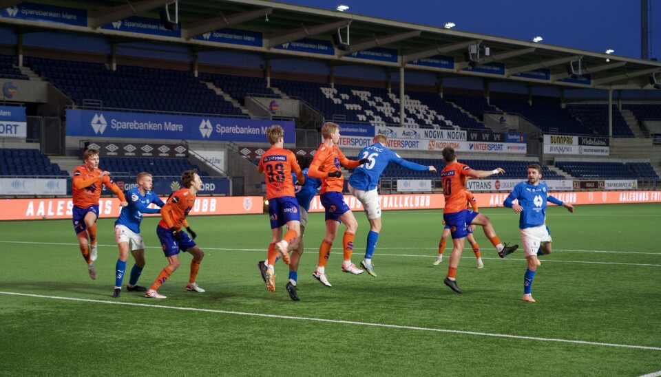TØFFE DUELLER: Samtlige spillere på banen ga alt i det som var en av de siste kampene før liga-sesongen braker løs.