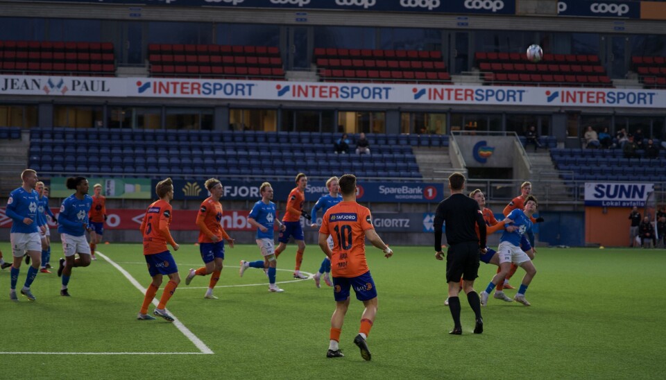 KAMP OM BALLEN: Første omgang var preget av tøffe dueller.