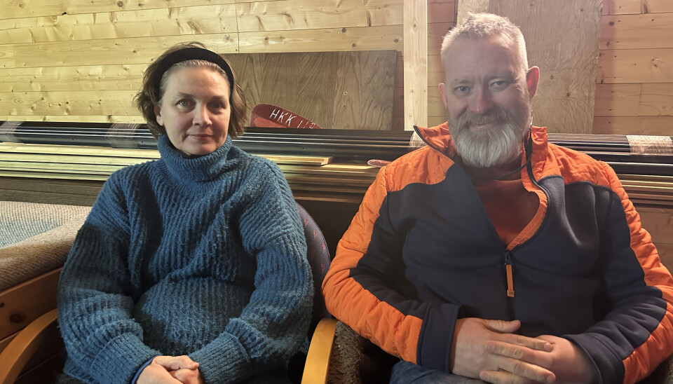 Eilin Reinaas og Joakim Eiksund i klubbhuset på Herøy.
