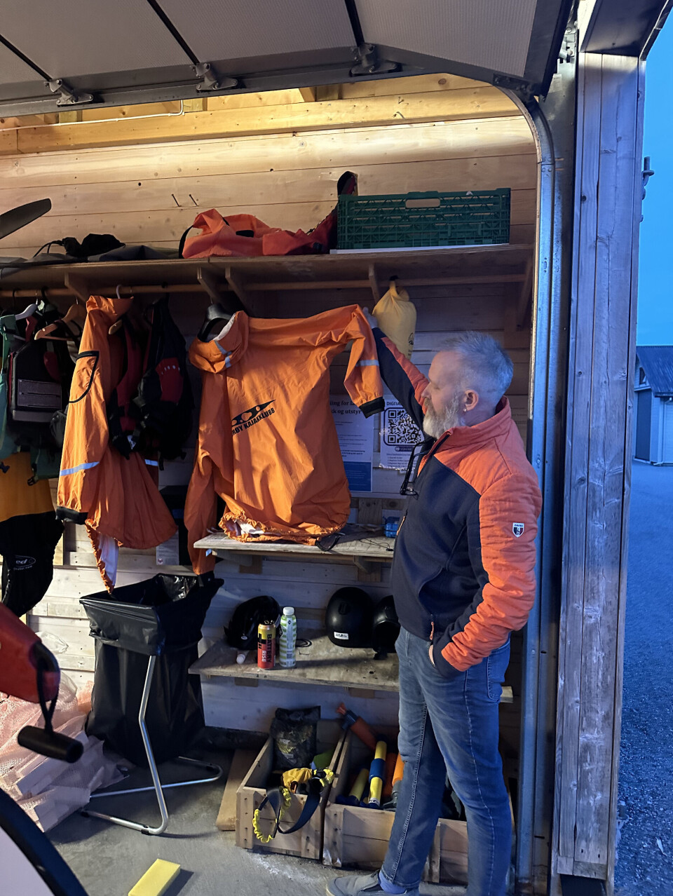 Joakim viser stolt fram alt utstyret. De har både våt- og tørrdrakter tilgjengelig.