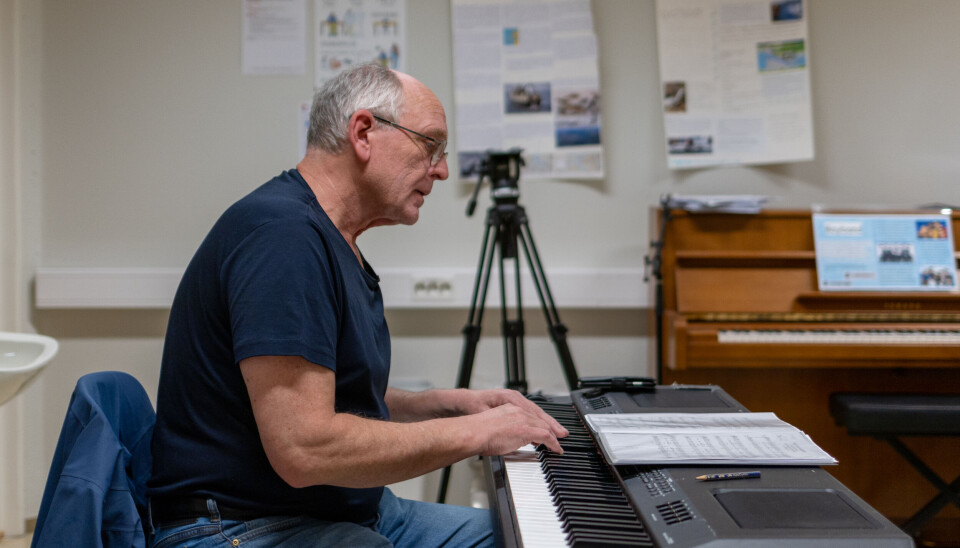 PIANOMANN: Lied spiller mange instrumenter, på korøvingene spiller han melodier på piano.