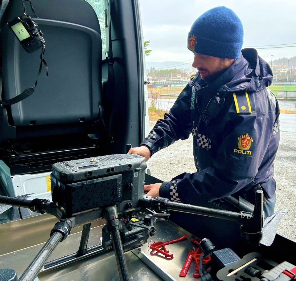 GOD PLASS: — Dronen har sin egen lille hangar i bilen, sier Henningsen.