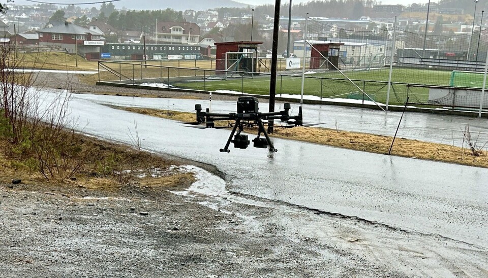 DRONEN: Tross masse vind og regn lå dronen solid i luften.