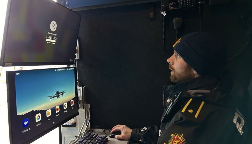KONTROLL: Henningsen har full oversikt over det han trenger med disse skjermene.