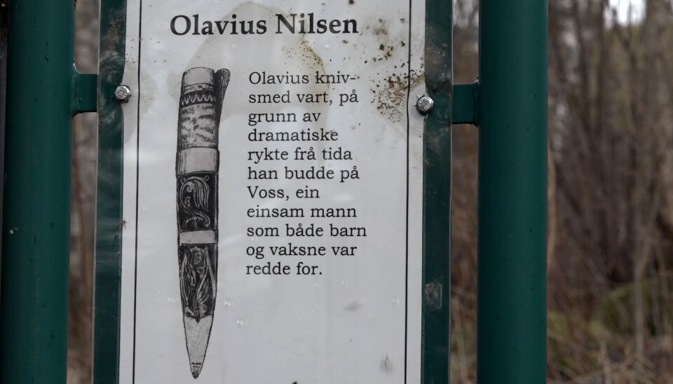 SKILTET: Her er skiltet som står utenfor huset til Olavius i Elvadalen.