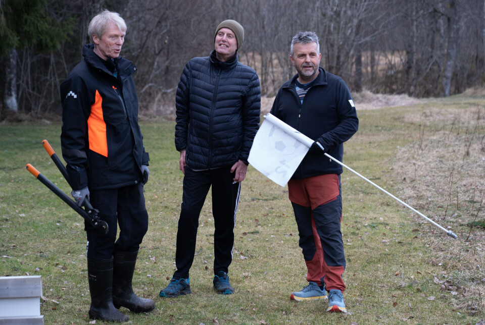 DISKUSJON: Torfinn Jensen, Anders Mork og Ingmar Mork planlegg korleis dei skal fikse eine hinderet i bana.
