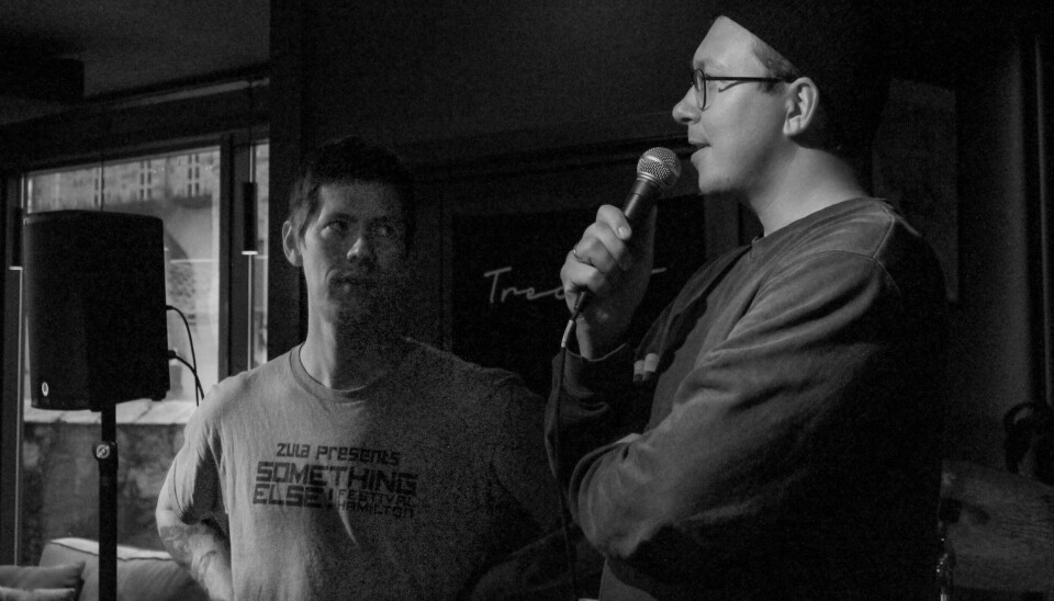 JAZZPRAT: Nestleder i Jazzklubben Volda Ørsta Robert Løkketangen (t.h) innledet konserten med en forsnakk med Bjorå.
