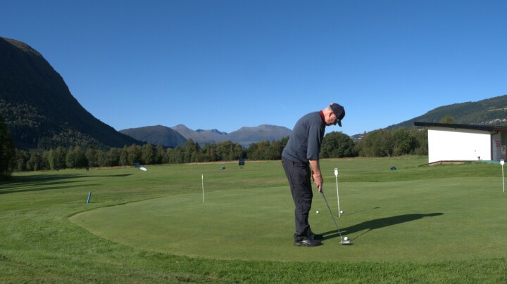 ØVELSE GJØR MESTER: Selv etter over 20 år på golfbanen øver forstatt Joar Voldsund på putting.