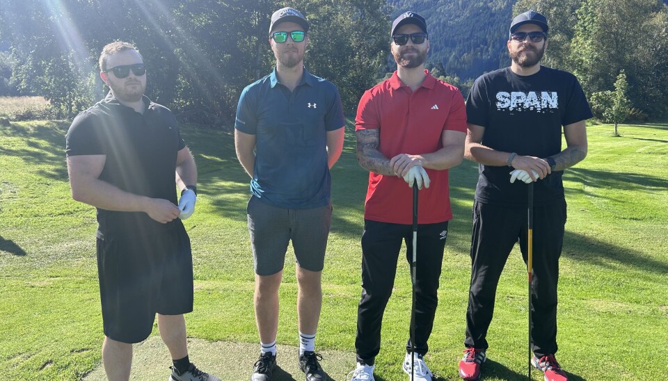 SAMLEPUNKT: Fra venstre Mats Vinjevoll, Petter Meland Aasen, Anders Fuglebakk, Sindre Klubbenes, spent før dagens runde på golfbanen i Volda.
