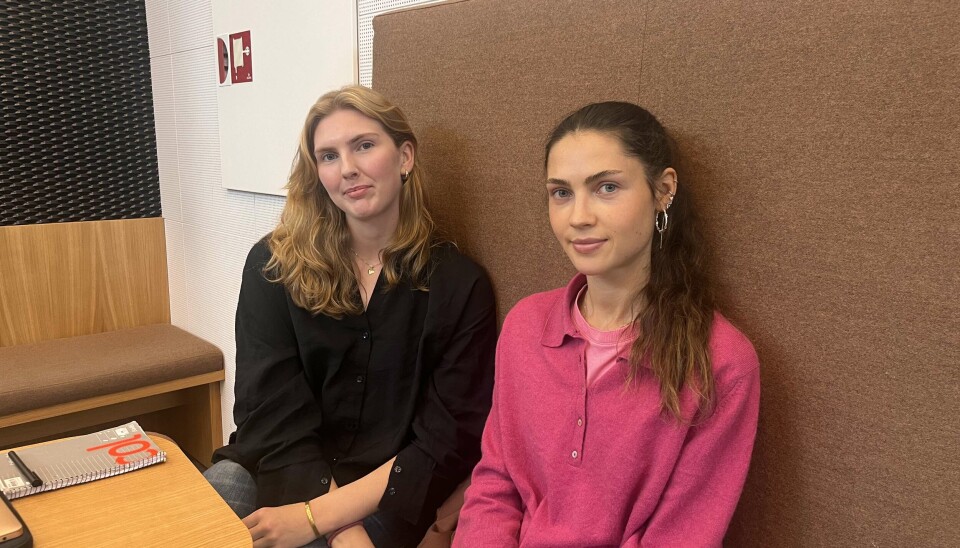 NY OPPLEVING: Kaja Skarpnes(T.V.) og Aurora Sandven er begge to veldig motivert for eit utvekslingsopphald.