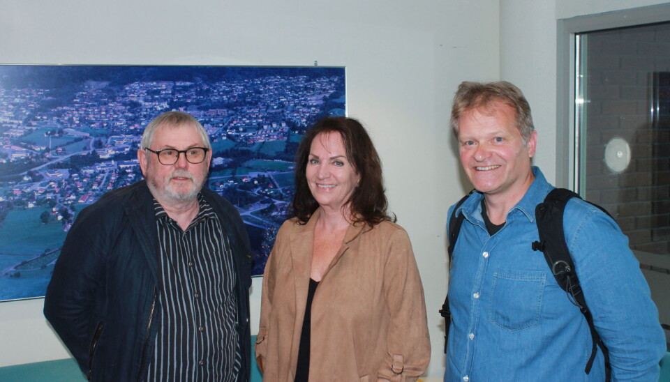 FORNØYD: (Fra venstre) Mattis Nango, Tove Stavem Reite og Gunnar Andenes fra Trivsel i Sentrum vil at Volda skal få et estetisk løft