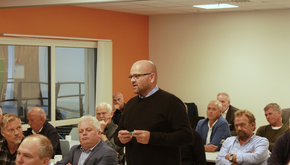 TALER: Stortingsrepresentant innen transportkomiteen Geir Inge Lien (SP) prater framfor et spent publikum