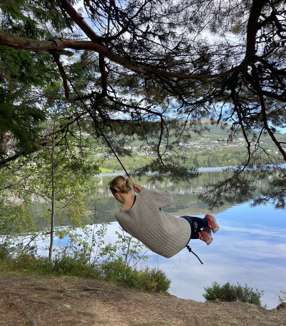 SVINGER SEG I GLEDE: På bygda får du mye for lite.