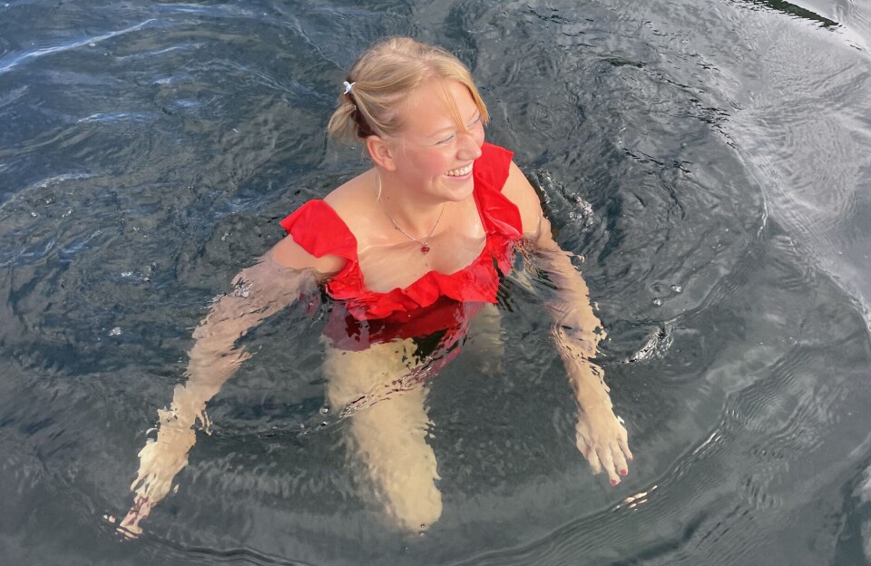FRISKT: Du angrer aldri på et bad! Selv i den kalde fjorden.