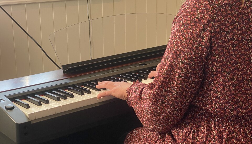 SANGTIMER: Det har vært stor etterspørsel for sangtimer hjemme hos Elise.