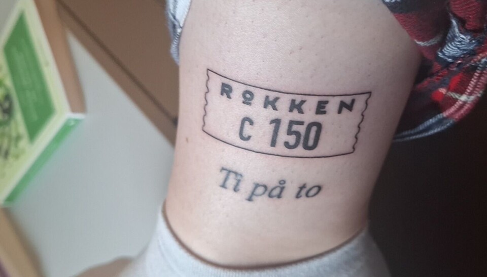 FOREVIGET: Amalie Benberg har foreviget sitt forhold til Studenthuset med en tattovering av en Rokkens jakkelapper på leggen.