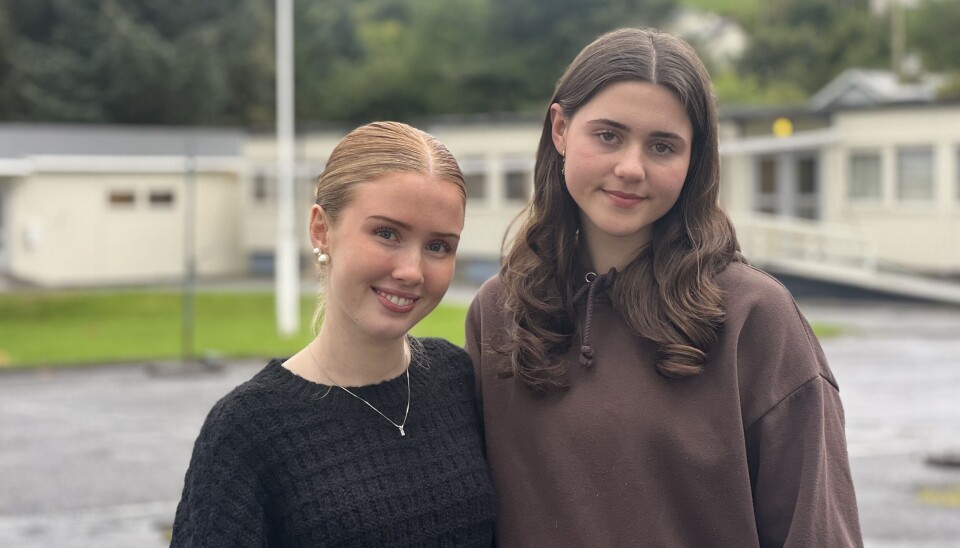 BEVISSTE UNGDOMMER: Susanne Andersen og Madelen Jøsok er elever ved Herøy VGS, og ønsker seg mer penger til skoler i kommunen.