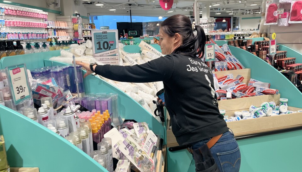 STORTRIVES: Veronica Hussey (39) har jobbet på butikken siden mars i år. Nå er hun midlertidig daglig leder.