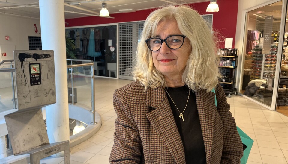 PÅ HANDLETUR: Anne Lise Bondhus (65) har akkurat handlet seg flere ting i butikken.