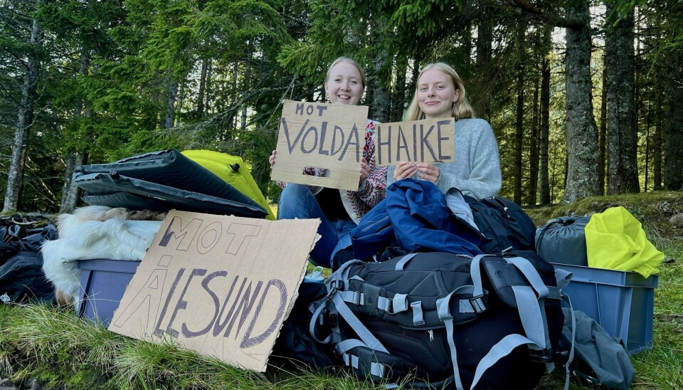 NATTEN UTE: Jentene håpet på en natt inne, men fikk en fin natt ute med masse godt utstyr.