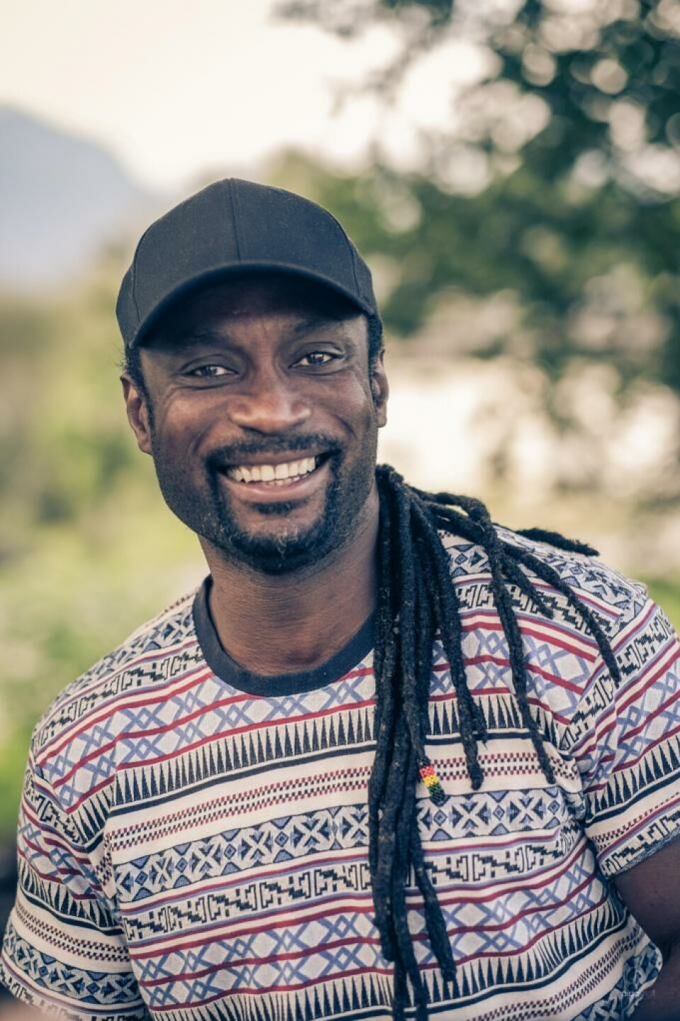 LÆRER: Ato Owusu-Addo er lærer på linjen 'REIS Global Explorer' og er veldig positiv til oppgaven elevene får utdelt.