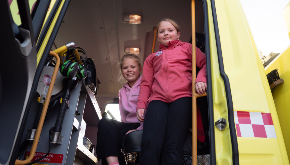 NY OPPLEVELSE: Olivia (8) og Tonje (8) fikk endelig sitte i brannbil.