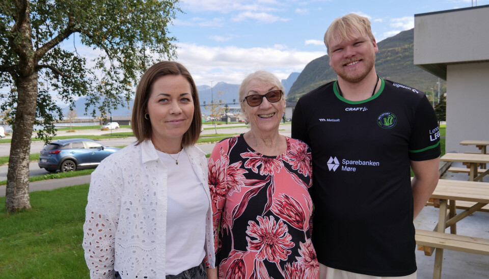 TRIOEN: Hver onsdag møter barn og ungdom disse tre i nye lokaler. Fra venstre: Renate Seljeseth Bøe (39), Else Mork (75) og Herman Brune Leikanger (26).