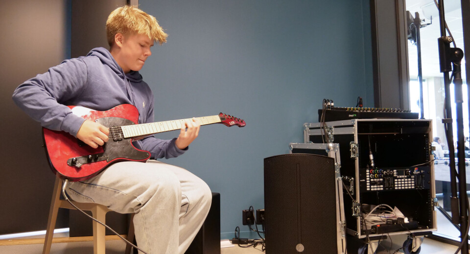 Gitarspilling er en av mange aktiviteter som finnes på ungdomsklubben.