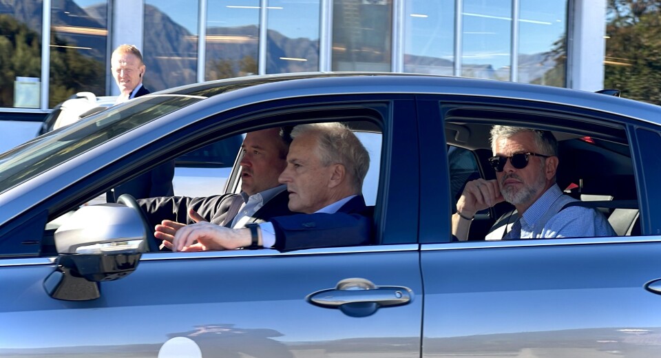 KJØRER GRØNT: Jonas Gahr Støre kjører en hydrogenbil. Sammen med seg har han toppene for Norwegain Hydrogen, Jens Berge (forrerst) og Knut Flakk.