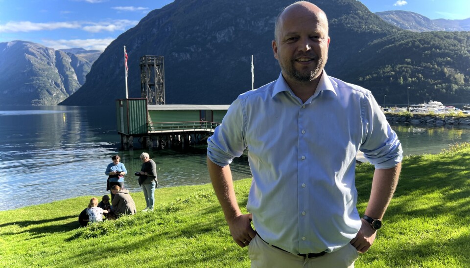 FINANSMINISTER: Trygve Slagsvold Vedum forteller at han blir i godt humør av det fine være og den vakre naturen Hellesylt har å by på.