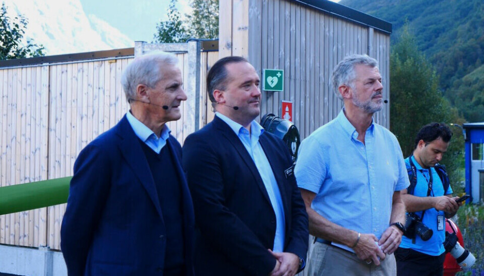 TRE STOLTE MENN: Jonas Gahr Støre(F.V), Jens Berge og Knut Flakk er klare for å holde hver sin tale.