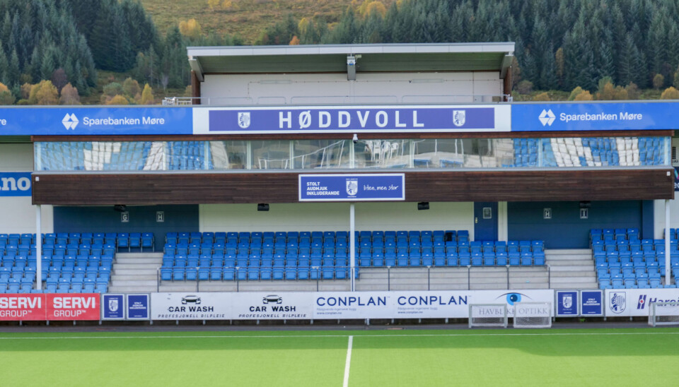 Høddvoll Stadion: Her på Høddvoll har store ting skjedd tidlegare. No vert det dokumentarserie.