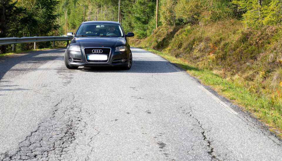 HULLETE VEI: Nærnett tok turen til fylkesvei 26 i Ulstein kommune for å se hvordan tilstanden er på veiene.