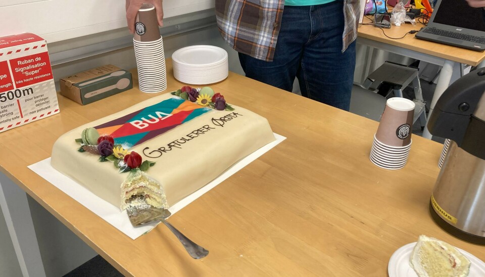 LEKKERT: Åpningen blei feiret med marsipankake.