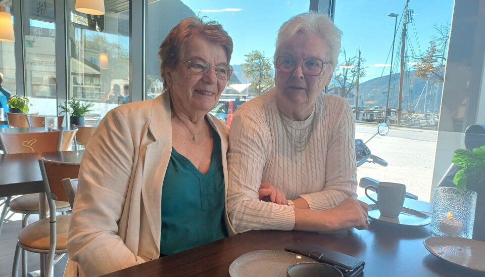 FORNØYDE: På Westre bakeri møter Nernett Vigdis fra venstre som forteller om hvilke emojis hun bruker mest. Her sammen med venninne Elfrid.