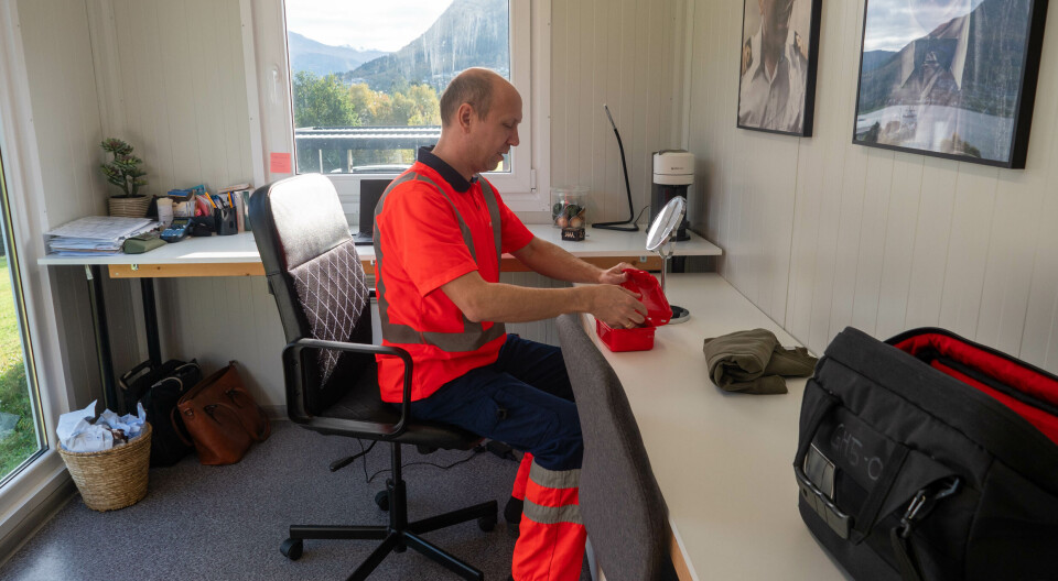 MATBOKS: I en rød matboks ligger den skjulte skatt. Nemlig barten. Med litt lim på en pensel stryker han forsiktig på overleppen sin før barten settes på.