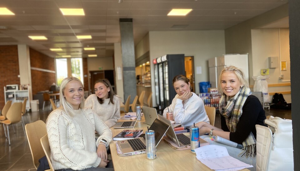 PÅVIRKET: Elever ved Volda Videregående mener skriftspråket blir påvirket av sosiale medier. Fra venstre: Dorthea Gretland (17), Johanne Ramsli Gjethammer (16), Hanne Lexerød Hovlid (17) og Mia Vatne Aa (17).
