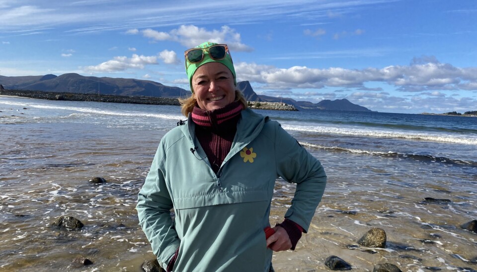 STRANDGLAD: Gårdseier Aina og dyrene går daglig tur til stranden som ligger ved gården deres i Vanylven.