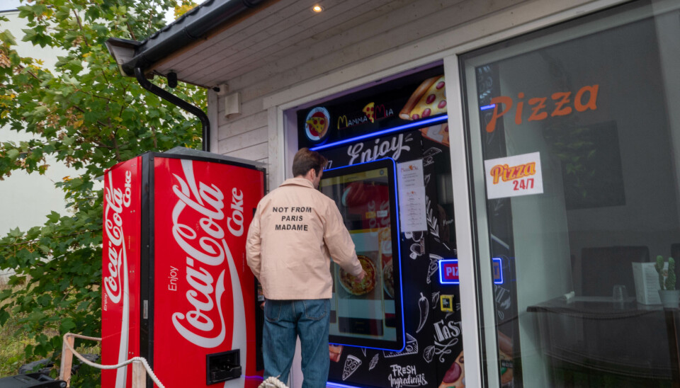 MAT OG DRIKKE: På automatene utenfor Mamma Mia Pizzeria i Ulsteinvik kan man få både pizza og brus.